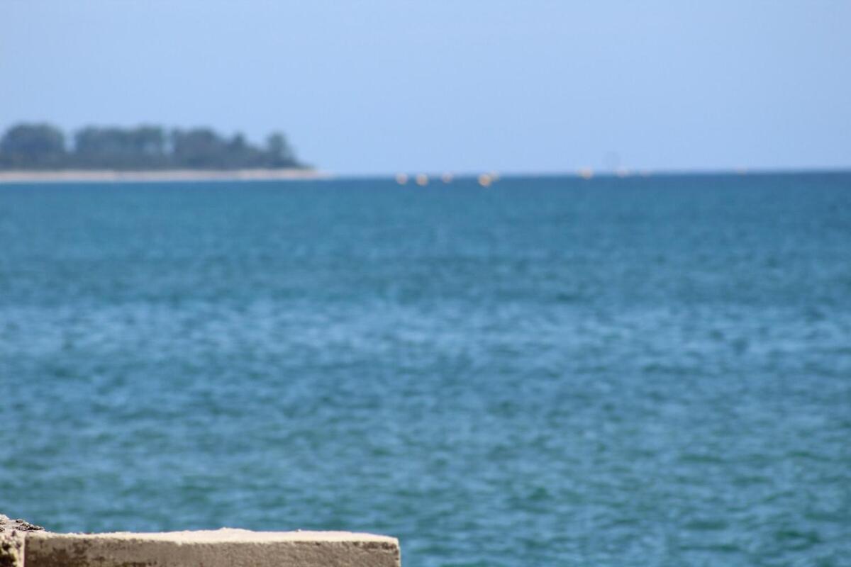 Bord de mer, pieds dans l'eau, vue panoramique Villa San Nicolao Bagian luar foto