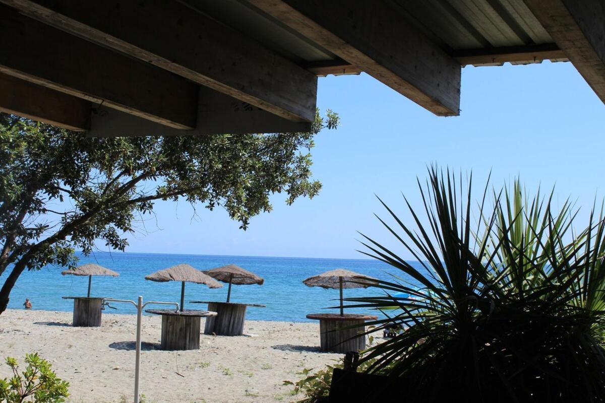 Bord de mer, pieds dans l'eau, vue panoramique Villa San Nicolao Bagian luar foto