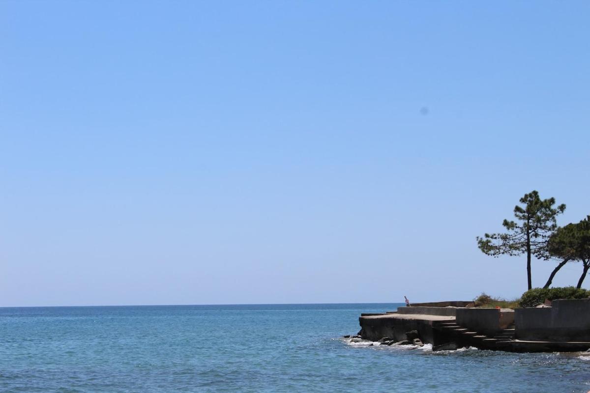 Bord de mer, pieds dans l'eau, vue panoramique Villa San Nicolao Bagian luar foto