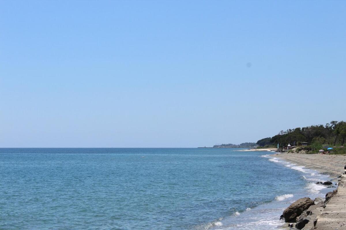 Bord de mer, pieds dans l'eau, vue panoramique Villa San Nicolao Bagian luar foto